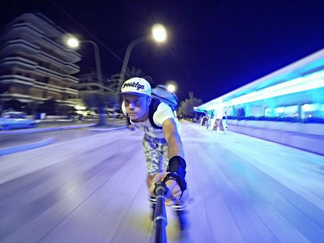 rolki, jazda na rolkach, mężczyzna, selfiestick, kamera