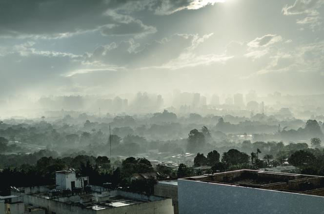 Gęsta mgła, niskie ciśnienie i smog. Na Śląsku nie da sie oddychać!