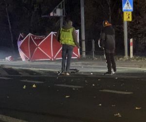 Śmiertelne potrącenie rowerzysty. Auto dachowało, dwie osoby trafiły do szpitala