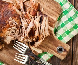 Domowy pulled pork: szarpana wieprzowina wolno pieczona