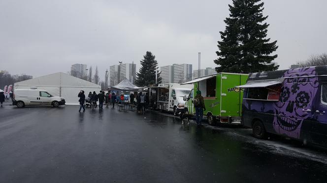 Pod Stadionem Śląskim trwa największy Zlot Food Trucków na Śląsku. To pierwsza impreza w tym roku [ZDJĘCIA, WIDEO]