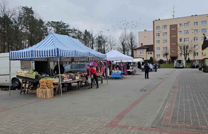 Pustki na targowisku w Nowej Dębie