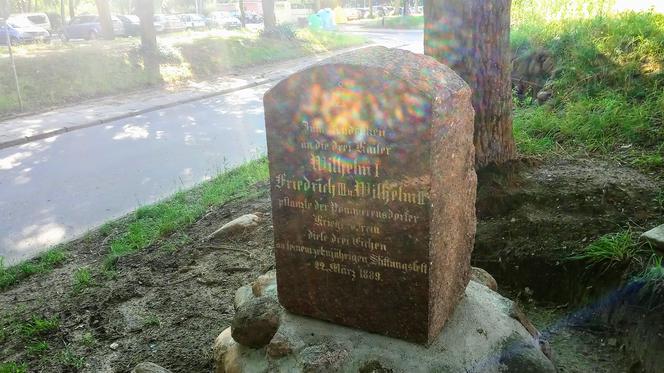 Zabytkowy pomnik na Pomorzanach wrócił na cokół po kilkudziesięciu latach