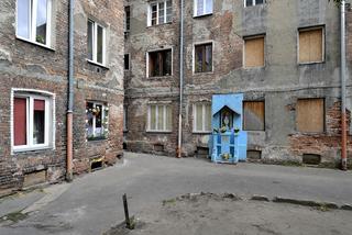 Praga Północ: Popękane ściany, sypiący się strop, a nawet brak ogrzewania [AUDIO]