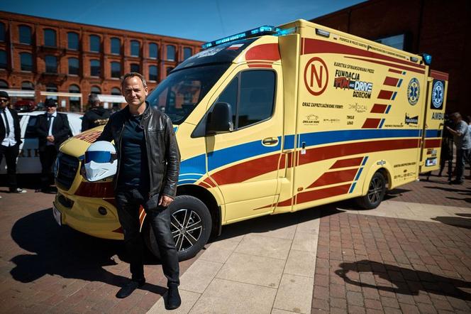 Stig z "Top Gear" podjechał pod łódzką Manufakturę... karetką. To pierwszy taki ambulans w Polsce!