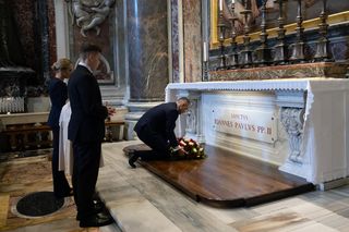 Rodzina Nawrockich przy grobie papieża Polaka