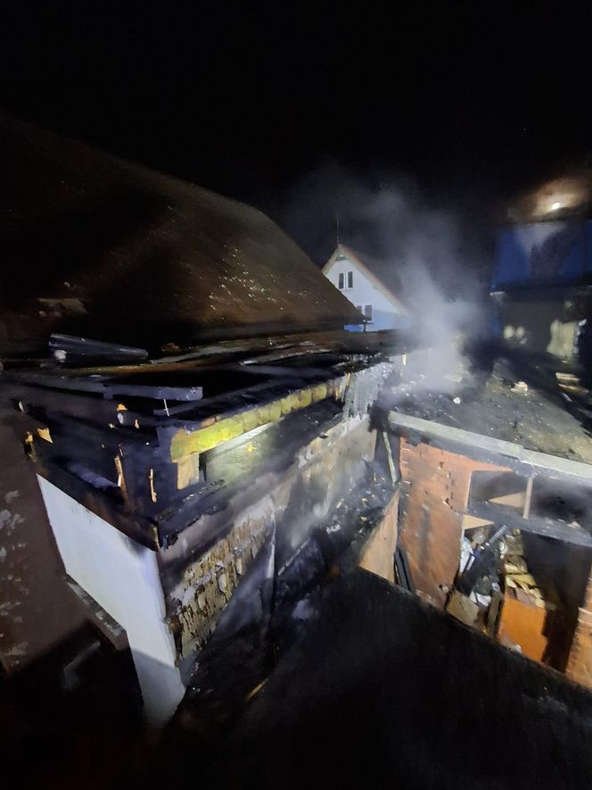 Nocny pożar na Sienkiewicza w Lesznie. Możliwe, że to było podpalenie [ZDJĘCIA]