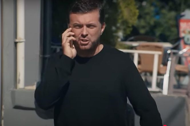 Zabójca widzi Nanę. Informuje o tym Idrisa 