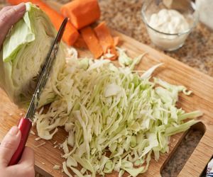 Zdrowy pomysł na obiad? Wypróbuj ten przepis na wegetariańskie placuszki z kapusty i soczewicy