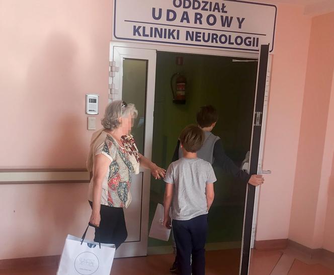 Roksana Gąska i dzieci Jacka Rozenka z wizytą w szpitalu