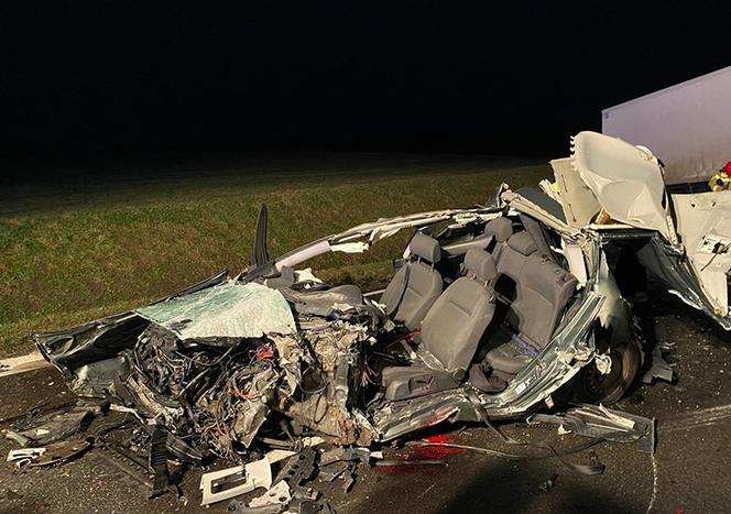 Samochód osobowy zderzył się z dwiema ciężarówkami. Tragedia na DK 25