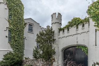 Wiktoriański zamek, w którym żyje Enya