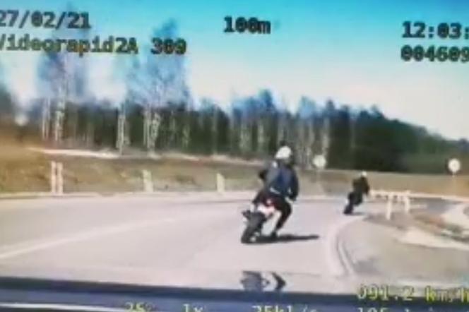 Nastolatkowie na motocyklach uciekali policji