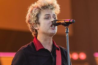 Billie Joe Armstrong (Green Day) wyrzucił ze sceny fana, który zaczął grać na gitarze... hit Oasis [WIDEO]. Najlepsza piosenka wieczoru