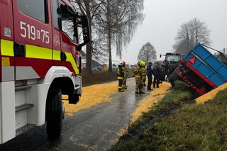 Deszcz kukurydzy pod Oświęcimiem. Droga została zasypana ziarnem