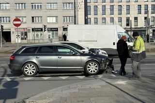 Kolizja zablokowała ruch na skrzyżowaniu. W rozpędzony radiowóz uderzył drugi samochód