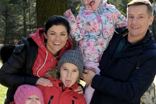 M jak miłość. Paweł (Rafał Mroczek), Kinga (Katarzyna Cichopek), Misiek (Aleksander Bożyk) Emilka (Julia Kempka) i Zuzia (Marcelina Kempka),