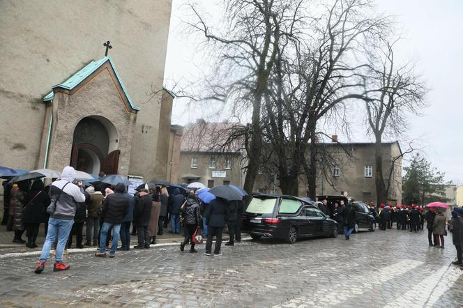 Pogrzeb Krzysztofa Respondka. Artystę żegnali rodzina i przyjaciele. Wśród nich m.in. Michał Wiśniewski i Robert JanowskiPogrzeb Krzysztofa Respondka. Artystę żegnali rodzina i przyjaciele. Wśród nich m.in. Michał Wiśniewski i Robert Janowski