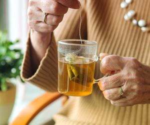 Kochamy czarną herbatę, ale warto wiedzieć, co siedzi w torebce. Można się zdziwić