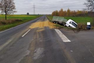 Stłuczka na obwodnicy Święciechowy. Przyczepa jednego auta uderzyła w drugie