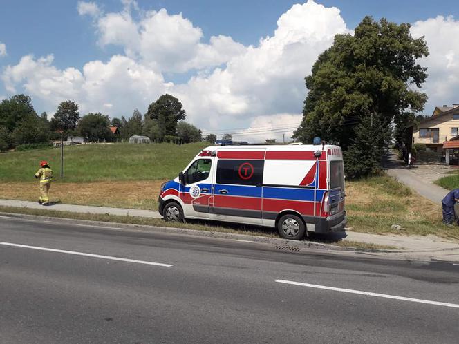 Tworkowa. Kolizja karetki przewożącej testy na koronawirusa