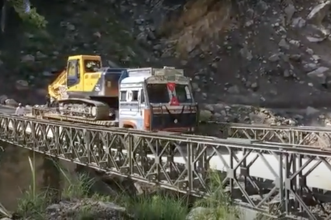 Przerażające zerwanie mostu! Ciężarówka z koparką runęła do urwiska