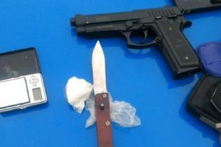 Policjanci z grupy SPEED zatrzymali młodego dilera. W aucie 22-latka znaleźli broń i 20 gramów amfetaminy