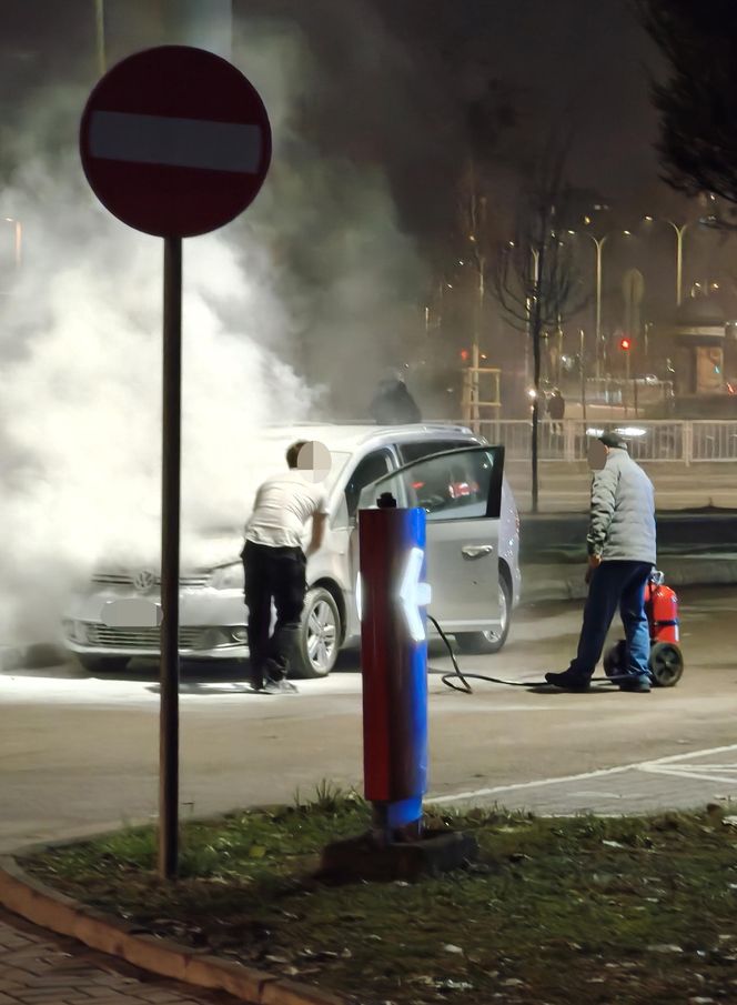 Pożar samochodu przy stacji benzynowej w Warszawie