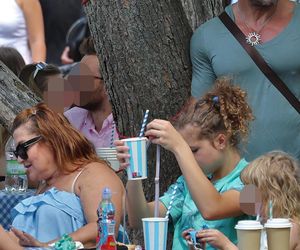 Katarzyna Skrzynecka. Zabrała rodzinę na targ śniadaniowy w kusych szortach