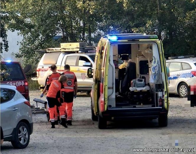  Śmiertelny wypadek pod Jaworem. 45-latek spadł ze skarpy do zbiornika z wodą [ZDJĘCIA].