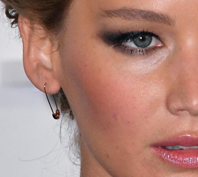 Jennifer Lawrence ma agrafki w uszach - promocja filmu Passengers