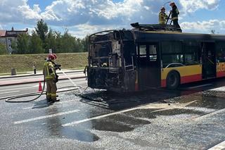 Autobus miejski w ogniu! Wielkie płomienie buchały na Ursynowie, cały się spalił