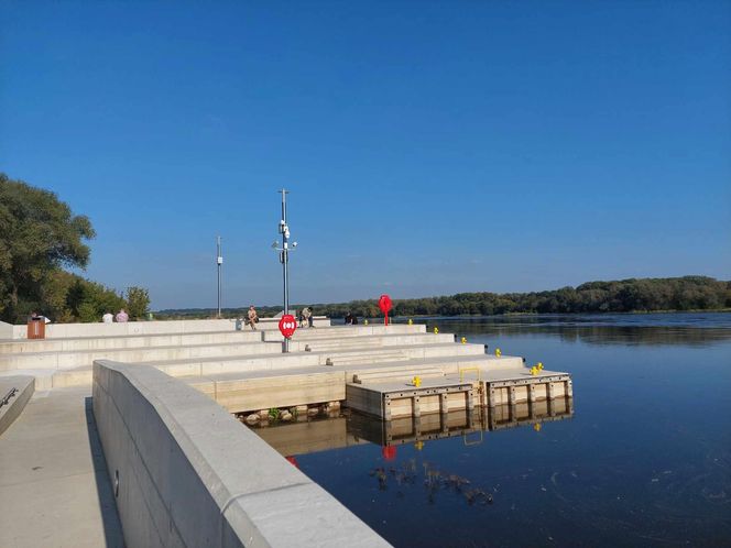 Wisła w Fordonie wyraźnie przybrała i przyspieszyła. Duża woda niesie mnóstwo śmieci i zanieczyszczeń