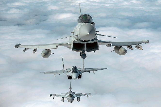 Brytyjski Eurofighter Typhoon, i polskie MiG-29 i F-16