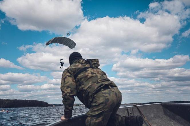 Wielka akcja w Rybniku! Wojskowe helikoptery, żołnierze na łodziach i spadochroniarze