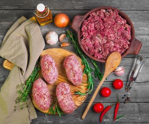 Mielone steki z cebulką - uczta dla zmysłów za grosze!