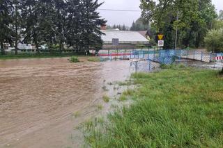 Jelenia Góra zalana. Pod wodą jest już 30 domostw, wiele dróg jest nieprzejezdnych 
