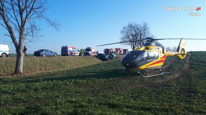 Policjanci uratowali poszkodowaną w wypadku. Kobieta była cała zakrwawiona, ledwo oddychała 