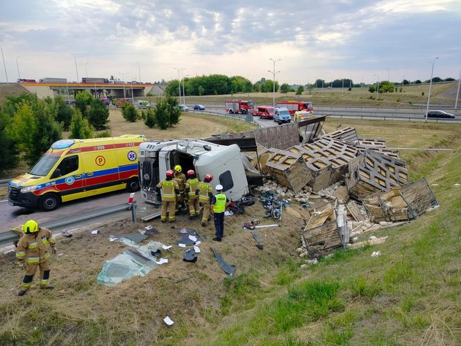 Wypadek w Elizówce. Kierowca był zakleszczony w pojeździe
