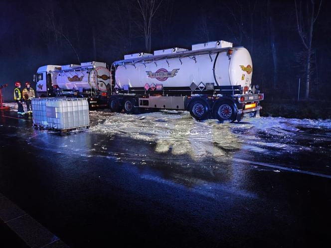 Autostrada A4 zablokowana po wycieku kwasu solnego