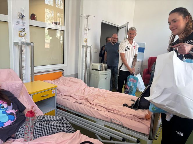 Zawodnicy ŁKS-u odwiedzili małych pacjentów łódzkiego szpitala. Wręczyli im świąteczne prezenty