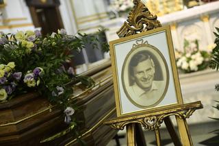 Pogrzeb Wiesława Gołasa. Rozpacz żony i morze łez. Zobacz relację z uroczystości i zdjęcia