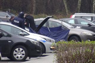 Dwie młode osoby znalezione martwe w sobotę na parkingu przy centrum handlowym w Markach