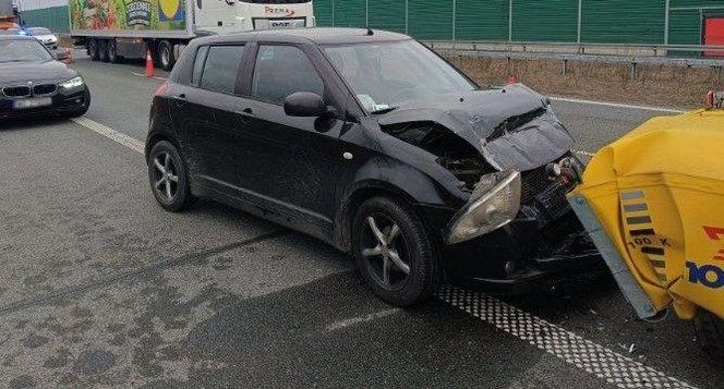Pijany kierowca uderzył w pojazd służby drogowej na S17