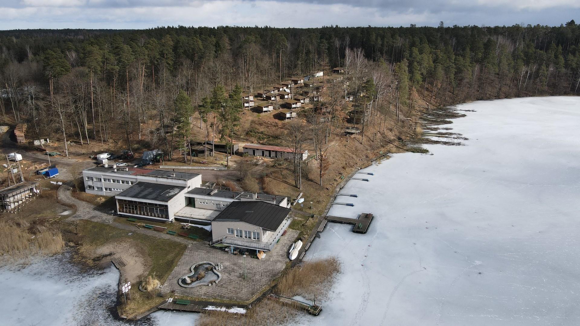 Ruciane Park: domki na Mazurach od Archas Design