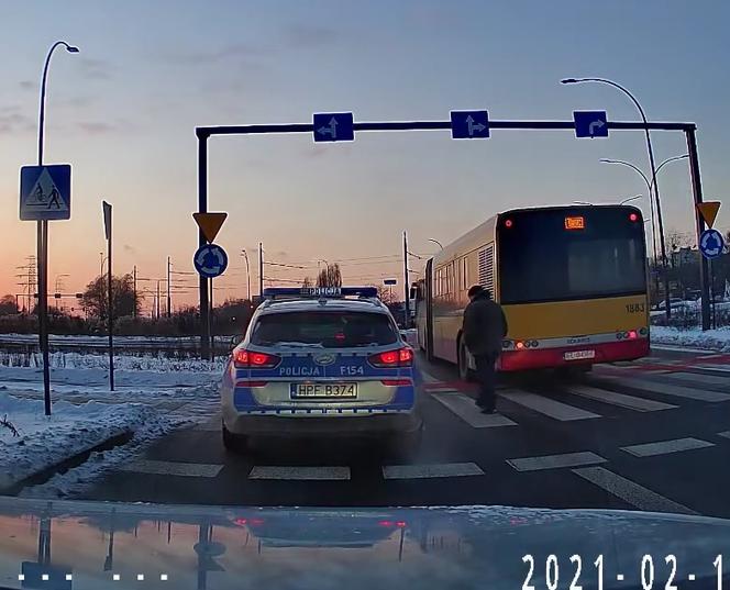 Policyjnym radiowozem POTRĄCIŁ PIESZEGO na pasach. Nie skończy się tylko na pouczeniu?