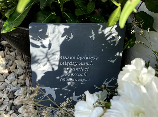 Grób Moniki Sz. (+23 l.) na cmentarzu w Jeleniewie rok po tragicznej śmierci