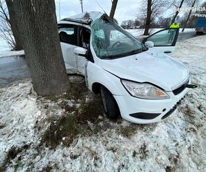 Śląskie: Koszmarny wypadek. 24-latka jechała z dwójką dzieci. Jej auto wbiło się w drzewo. Interweniował LPR