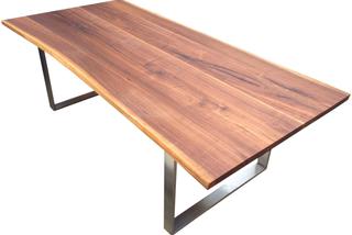 Stół drewniany z widocznymi słojami