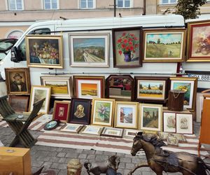 Wyjątkowe antyki ponownie zagościły na Placu Zamkowym w Lublinie. Tak wygląda wrześniowa Lubelska  Giełda Staroci [GALERIA]